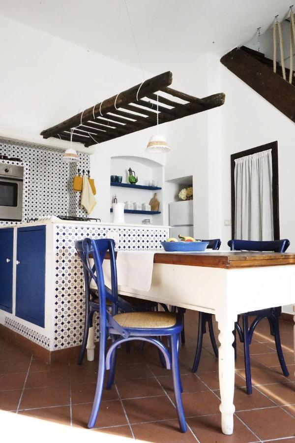 Upstairs - Lazy Terrace Villa เลชเช ภายนอก รูปภาพ