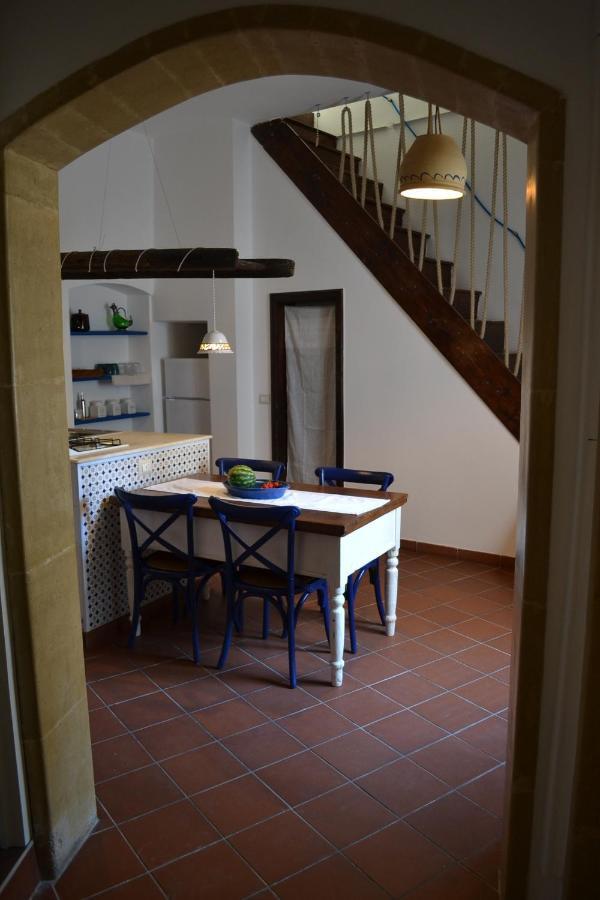 Upstairs - Lazy Terrace Villa เลชเช ภายนอก รูปภาพ