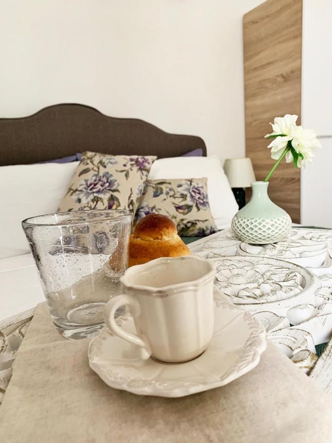 Upstairs - Lazy Terrace Villa เลชเช ภายนอก รูปภาพ